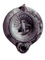 LMP-4847 - Lampe Loeschcke VIII Paon
terre cuite
TPQ : 100 - TAQ : 200
Lampe ronde à bec rond. Médaillon décoré d'un paon sur une branche, de face.