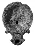 LMP-4854 - Lampe Loeschcke I : Griffon
terre cuite
TPQ : -20 - TAQ : 25
Lampe ronde sans anse, à large bec en enclume encadré de volutes. Médaillon décoré d'un griffon courant à droite.