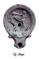 LMP-4858 - Lampe Loeschcke I : Nymphe et satyre, T
terre cuite
TPQ : -20 - TAQ : 25
Lampe ronde sans anse, à large bec en enclume encadré de volutes. Médaillon décoré d'une nymphe et d'un satyre. Marque T imprimée sur la base.