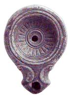 LMP-4864 - Lampe Loeschcke I :Rosette
terre cuite
TPQ : 75 - TAQ : 125
Lampe ronde sans anse, à large bec en enclume encadré de volutes. Médaillon décoré d'une rosette.