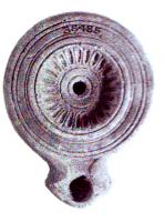 LMP-4866 - Lampe Loeschcke I : Rosette, PHOETASPI
terre cuite
TPQ : 75 - TAQ : 125
Lampe ronde sans anse, à large bec en enclume encadré de volutes. Médaillon décoré d'une rosette. Marque PHOETASPI imprimée sur la base.