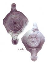 LMP-4887 - Lampe Loeschcke IV
terre cuite
TPQ : 75 - TAQ : 130
Lampe ronde à long bec avec volutes. Médaillon décoré de cercles concentriques.