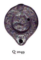 LMP-4922 - Lampe Loeschcke VIII : Hélios et Sarapis
terre cuite
TPQ : 150 - TAQ : 250
Lampe ronde à bec court. Médaillon décoré des bustes d'Hélios embrassant Sarapis. Epaule ornée de motifs géométriques.