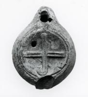 LMP-4932 - Lampe Loeschcke VIII Croix
terre cuite
TPQ : 300 - TAQ : 400
Lampe ronde à bec court. Médaillon décoré d'une croix grecque.