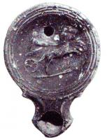 LMP-4994 - Lampe Loeschcke IA Bige
terre cuite
TPQ : 1 - TAQ : 50
Lampe ronde avec large bec à volutes. Médaillon orné d'un bige vers la droite.