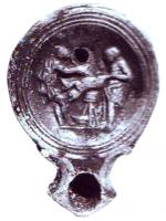 LMP-4995 - Lampe Loeschcke IA : Boucherie
terre cuite
TPQ : 1 - TAQ : 50
Lampe ronde avec large bec à volutes. Médaillon orné de deux bouchers découpant un cochon sur un trépied.