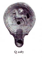 LMP-4997 - Lampe Loeschcke IV : Pégase
terre cuite
TPQ : 30 - TAQ : 70
Lampe ronde avec long bec en ogive à volutes. Médaillon orné de Pégase à gauche.