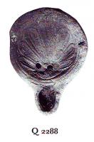 LMP-4998 - Lampe Loeschcke IV variante : Coquillage
terre cuite
TPQ : 50 - TAQ : 100
Lampe ronde avec long bec en ogive, sans volutes. Médaillon orné d'une calve de coquillage.