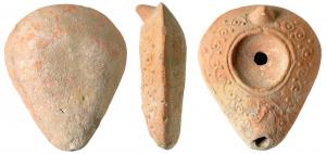 LMP-5008 - Lampe en forme d'amandeterre cuiteTPQ : 450 - TAQ : 700Anse en tenon conique. Réservoir en forme d'amande sans canal et de profil biconique Petit disque sans décor entouré par un sillon et percé d'un petit trou d'alimentation. Bec arrondi non saillant. Traces de combustion. Décor de points et de cercles en relief sur le bandeau. Base plate non délimitée.