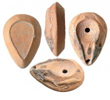 LMP-5010 - Lampe en forme d'amande. Chien lièvreterre cuiteTPQ : 400 - TAQ : 700Appendice de préhension triangulaire en relief, réservoir en forme d'amande à canal rehaussé et de profil biconique  Disque au décor géométrique gravé dans le moule et percé d'un petit trou d'alimentation.. Il est entouré par un bourrelet qui cerne aussi le canal. Bec arrondi non saillant orné d'un poisson en relief. Large bandeau portant de chaque côté de l'appendice, un chien poursuivant un lièvre. Base plate, en creux en forme d'amande.