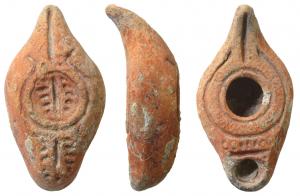 LMP-5026 - Lampe syro-palestinienne, bateau terre cuiteTPQ : 300 - TAQ : 500Lampe moulée. Anse pointue relevé marquée dessus dessous par un profond sillon. Réservoir ovoïde de profil biconvexe. Bandeau décoré d'un fin grènetis. Grand trou d'alimentation entouré d'un anneau. Bec à bout arrondi souligné par un trait en creux surmonté d'une ligne de points. Base en forme d'oméga, porte un épis ainsi que le bec. Engobe rouge foncé peu adhérent sur toute la lampe.