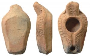 LMP-5027 - Lampe syro-palestinienneterre cuiteTPQ : 400 - TAQ : 600Anse en tenon rectangulaire relevé. Réservoir en fer à cheval allongé de profil biconique. Bandeau au décor de traits en relief rayonnants autour d'un grand trou d'alimentation. Bec à bout rectiligne au petit canal. Base  plate de la forme du réservoir.