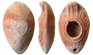 LMP-5028 - Lampe syro-palestinienneterre cuiteTPQ : 400 - TAQ : 700Anse rectangulaire intégrée à la forme, relevée ; porte trois traits en relief . Réservoir ovale de profil biconvexe. Large bandeau décoré de deux éléments symétriques en dents de scie enfermant des globules. Grand trou d'alimentation entouré de deux fins bourrelets . Six globules sur le bec. Base  convexe limitée par un cercle en relief.