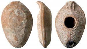 LMP-5029 - Lampe syro-palestinienneterre cuiteTPQ : 400 - TAQ : 700Anse rectangulaire intégrée à la forme, relevée ; porte trois traits en relief . Réservoir ovale de profil biconvexe. Large bandeau décoré d'éléments en dents de scie enfermant des points en relief. Grand trou d'alimentation entouré d'un bourrelet et d'un sillon. Palme sur le bec. Base  convexe limitée par un cercle en relief.