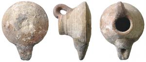 LMP-5041 - Lampe syro-palestinienne tournée, en forme de piedterre cuiteTPQ : 400 - TAQ : 700Petite anse à pans, rapportée. Réservoir biconique asymétrique strié au tournage, surmonté d'un court cylindre. Bec conique rajouté. Base convexe porte un bouton au fond d'une petite cuvette centrale.