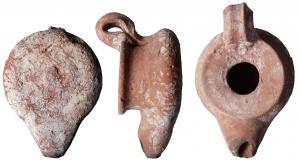 LMP-5047 - Lampe tournée syro-palestinienneterre cuiteTPQ : 400 - TAQ : 700Tournée à anse en ruban rapportée, réservoir circulaire de profil globulaire, large disque surélevé; bec conique rapporté; base circulaire en creux, en large anneau concave.