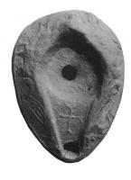 LMP-5055 - Lampe en forme d'amandeterre cuiteTPQ : 600 - TAQ : 700Lampe en forme d'amande, anse en tenon, réservoir creusé d'une dépression lisse avec un petit trou de remplissage centré, et relié au trou de mèche par un canal triangulaire, marqué d'une croix pattée; sur chaque épaule, motif moulé au trait : paon poursuivant un quadrupède au long cou.