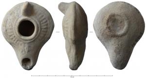 LMP-5059 - Lampe mouléeterre cuiteTPQ : 400 - TAQ : 700Lampe moulée en pâte beige, à réservoir biconique écrasée, légèrement bombé à l'extérieur; anse en tenon aplati sur l'épaule; bec triangulaire; trou de remplissage centré, décor de cordons concentriques et de bâtonnets radiants; fond annulaire en faible relief.