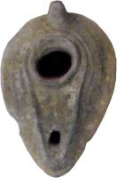 LMP-5070 - Lampe biconique à canalterre cuiteTPQ : 450 - TAQ : 600Lampe de type pantoufle. Epaule décorée de motifs géométriques illisibles.  Bec intégré dans la lampe et entouré d'un canal. Anse en tenon conique.