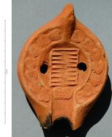 LMP-5281 - Lampe Hayes II/Atlante X : jeu de tablesterre cuiteTPQ : 550 - TAQ : 600Lampe moulée à anse verticale pleine. Bec long à canal, entouré d'une frise de motifs cordiformes moulés. Au centre, motif rectangulaire deux rangées de longues pointes triangulaires opposées. Base circulaire à patère contenant deux cercles gravés concentriques.