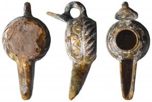 LMP-6005 - Lampe islamique émailléeterre cuiteTPQ : 1000 - TAQ : 1300Tournée modelée. Anse en boudin rapportée, relie le milieu du réservoir à une anse réflecteur triangulaire, portant des traits horizontaux en creux.  Réservoir circulaire, de profil globulaire. Lignes ondulées gravées sur le bandeau autour dun grand trou dalimentation et le haut du réservoir. Larges traits obliques en creux sur la partie inferieure du réservoir. Long bec ouvert rapporté. Base circulaire réservée. Email vert et jaune sur toute la lampe.