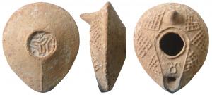 LMP-6014 - Lampe syro-palestinienneterre cuiteTPQ : 700 - TAQ : 1000Moulée. Appendice de préhension conique vertical. Réservoir en amande de profil biconique. Large bandeau au décor de triangles quadrillés. Bec percé sur la pointe du réservoir au canal en V portant un élément décoratif.  Grand trou d'alimentation bordé par un fin bourrelet et une gouttière ouverte sur le canal.  Petite base  bordée d'un bourreletet ,décor à base de traits en relief. Trait en relief sous le bec        