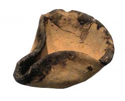 LMP-6016 - Lampe syro-palestinienne tournée pincée à un becterre cuiteTPQ : 800 - TAQ : 1100Simple coupelle tournée et pincée, base circulaire plate en très léger relief, sans aucun vernis.