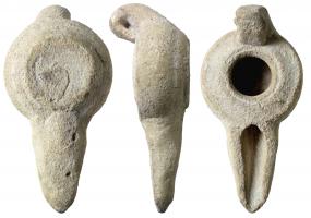 LMP-6017 - Lampe tournée à bec ouvertterre cuiteTPQ : 700 - TAQ : 1200tournée. Anse en boudin replié, rapportée. Réservoir circulaire de profil convexe.Large bandeau légèrement concave. Grand trou d'alimentation  souligné par un sillon. Long bec pointu ouvert, rapporté. Base circulaire plate porte les traces en spirale de sa séparation du tour.