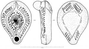 LMP-6076 - Lampe piriformeterre cuiteTPQ : 550 - TAQ : 650Lampe piriforme, moulée, à réservoir biconvexe aplati; la face supérieure forme une dépression, ornée d'une rosette et de cercles oculés, autour du trou de remplissage centré, qui est relié par un canal, marqué d'une croix, au trou de mèche; sur l'épaule, lignes de bâtonnets parallèles; anse verticale pincée; fond plat, en forme d'amande.