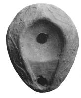 LMP-6079 - Lampe en forme d'amandeterre cuiteTPQ : 600 - TAQ : 700Lampe en forme d'amande, anse en tenon, réservoir creusé d'une dépression lisse avec un petit trou de remplissage centré, et relié au trou de mèche par un canal triangulaire; sur chaque épaule, motif moulé au trait : rinceau avec grappes de raisin.