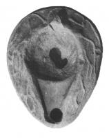 LMP-6080 - Lampe en forme d'amandeterre cuiteTPQ : 600 - TAQ : 700Lampe en forme d'amande, anse en tenon, réservoir creusé d'une dépression lisse avec un petit trou de remplissage centré, et relié au trou de mèche par un canal triangulaire; sur chaque épaule, motif moulé au trait : paon poursuivant un quadrupède au long cou.