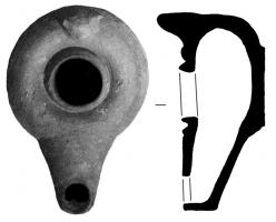 LMP-6081 - Lampe tournéeterre cuiteTPQ : 600 - TAQ : 700Lampe tournée, anse en tenon conique rapporté sur l'épaule; réservoir rond de profil globulaire,  trou de remplissage centré limité par un léger rebord; bec triangulaire allongé, rapporté, sans canal ni ornement; fond circulaire en léger relief.