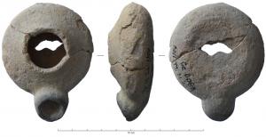 LMP-6089 - Lampe tournéeterre cuiteTPQ : 600 - TAQ : 800Lampe tournée, sans engobe, à réservoir aplati et légèrement conique jusqu'au trou de remplissage centré; le bec est un tube rapporté sur le côté et légèrement redressé.