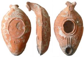 LMP-6090 - Lampe syro-palestinienne tête zoomorpheterre cuiteTPQ : 600 - TAQ : 900Moulée. Anse en boudin, rapportée et modelée, relevée, terminée par une tête zoomorphe stylisée. Réservoir ovale de profil biconvexe. Dessus au décor de traits rayonnants de petits cercles concentriques, de volutes. Grand trou d'alimentation entouré de deux fins bourrelets. Bec percé sur le réservoir entouré par un bourrelet. Base convexe limitée par un fin bourrelet, petites volutes sur le dessous du réservoir. 