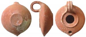 LMP-6091 - Lampe syro-palestinienne tournéeterre cuiteTPQ : 700 - TAQ : 800TournéeAnse à deux cannelures, rapportée. Elle relie  le bord du réservoir au fin bourrelet qui limite l'anneau plat entourant le grand trou d'alimentation. Réservoir circulaire de profil biconique asymétrique. Large bandeau sans décor. Trou de mèche percé sur le bord du bandeau souligné par un petite protubérance.Petite base circulaire en relief, légèrement concave