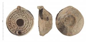 LMP-6092 - Lampe byzantine circulaireterre cuiteTPQ : 700 - TAQ : 800Lampe à huile byzantine circulaire de profil biconique. Variante avec tenon conique. Anse en petit tenon conique vertical, posé sur le rebord. Réservoir circulaire de profil biconique. Étroit bandeau en pente vers l'extérieur. Large disque portant deux inscriptions concentriques, en lettres grecques autour du grand trou de remplissage. Ligne externe : 