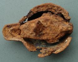 LMP-8004 - LampeferTPQ : 1500 - TAQ : 1900Lampe piriforme, à réservoir évasé recouvert par un opercule serti et brasé, percé d'un trou de remplissage et d'un trou de passage pour la mèche ; un couvercle articulé de forme oblongue laisse libre le trou de mèche en masquant le trou de remplissage ; élément de préhension formant poucier sur le couvercle ; aucun système de suspension identifié.