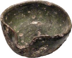 LMP-9006 - Lampe syro-palestinienne tournée pincée à un becterre cuiteTPQ : 800 - TAQ : 1100Simple coupelle tournée et pincée, base circulaire plate en très léger relief. Vernis plombifère vert à l'intérieur et à l'extérieur du réservoir.