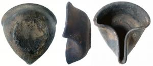 LMP-9010 - Lampe tournée pincéeterre cuiteTPQ : 1900 - TAQ : 1950Lampe tournée pincée, réservoir en forme de bol profond au rebord arrondi; bec profondément pincé ; il occupe les 2/3 de la hauteur de la lampe. Traces de combustion sur tout  le réservoir. Base circulaire en relief, porte les traces en spirale de sa séparation du tour.