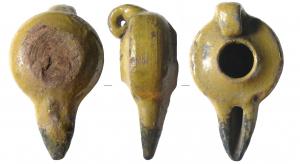 LMP-9019 - Lampe tournée émaillée à bec ouvertterre cuiteTPQ : 900 - TAQ : 1300Tournée. Anse en boudin replié, rapportée. Réservoir circulaire de profil globulaire. Large bandeau plat. Grand trou d'alimentation  surélevé. Long bec pointu ouvert, rapporté. Base circulaire plate porte les traces en spirale de sa séparation du tour. Email vert sur toute la lampe ; base réservée.