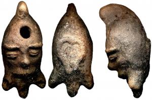 LMP-9023 - Faux : Lampe céphalomorpheterre cuiteTPQ : 1920 - TAQ : 1950Lampe en argile à gros dégraissant, en forme de visage aux traits marqués, les yeux indiqués par deux globules fendus, la bouche proéminente; anse verticale pincée; trou de remplissage sur le front. Deux ou trois becs sous la bouche. Au revers, fond annulaire cordiforme en léger relief.