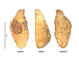 LPE-3001 - Loupe de fer
fer
Masse de fer mêlée de nombreuses vacuoles et impuretés, tombée au fond d'un bas-fourneau lors du procédé de réduction directe. Profil variable, en général arrondi par dessous et plus plat sur le dessus, et forme également variée en plan.