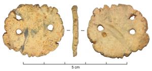 LRB-9001 - Lest de robe
plomb
Disque épais en plomb, servant de lest pour les robes ; guilloché ou pas sur le pourtour ou avec motif et de formes variables ; sans numéro ; 2, 3 ou 4 trous pour le maintien.