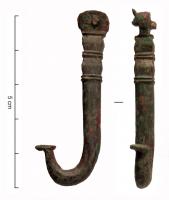 LTN-4003 - Crochet de lanterne
bronze
Crochet isolé mais caractéristique, avec son sommet aminci, parfois suivi de moulures sur une section quadrangulaire, et son extrémité en forme de palette, ou plus souvent de bouton conique ou arrondi.