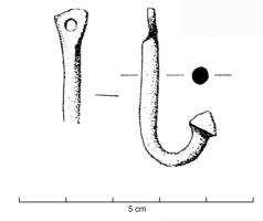 LTN-4004 - Crochet de lanterne
bronze
Crochet isolé mais caractéristique, avec son sommet écrasé et percé, et son extrémité en forme de bouton conique ou arrondi.