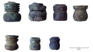 LTN-4005 - Pied de lanterne
bronze
Pied de lanterne coulé, se présentant sous la forme d'un cylindre massif, cerné de moulures d'un côté et comportant un rivet plat pour la fixation sous le fond en tôle de la lanterne.