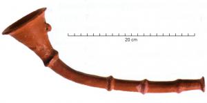 LTS-4002 - Lituus
terre cuite
Instrument à vent proche du carnyx,  constitué d'un corps effilé, terminé par un pavillon évasé et déporté sur le côté.