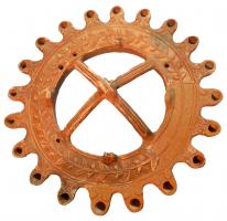 LUS-4001 - Lustre
terre cuite
Lustre circulaire composé d'une couronne-réservoir, ornée d'un rameau de chêne, et équipée sur toute sas circonférence de 20 becs à doubles volutes, de type Loeschcke IV, et d'une suspension centrale composée de deux arcs de cercles reliés à un anneau.