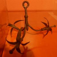 LUS-8001 - Suspension ou lustre
fer
Suspension constituée d'une tige centrale, suspendue à un annaeu, d'où émergent trois porte-lampes terminés par des fleurons.