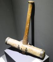 MAL-9001 - Maillet à calfater
bois, fer
Maillet en bois à double têtes renforcées par un cerclage de fer au niveau de la zone de frappe.